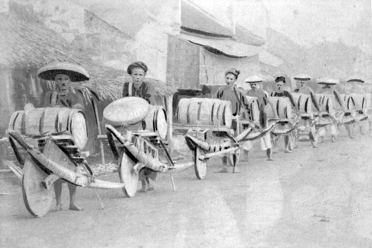 Những người đẩy xe rùa trên đường phố Hà Nội năm 1885.