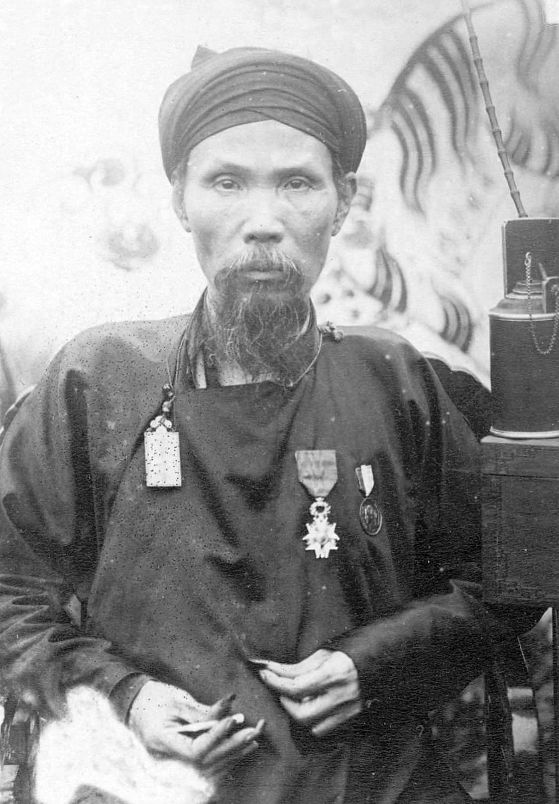 Chân dung Tổng đốc Hà Nội Nguyễn Hữu Độ, 1885. Trên áo ông gắn huân chương Bắc Đẩu Bội tinh, là huân chương cao quý nhất của nước Pháp.