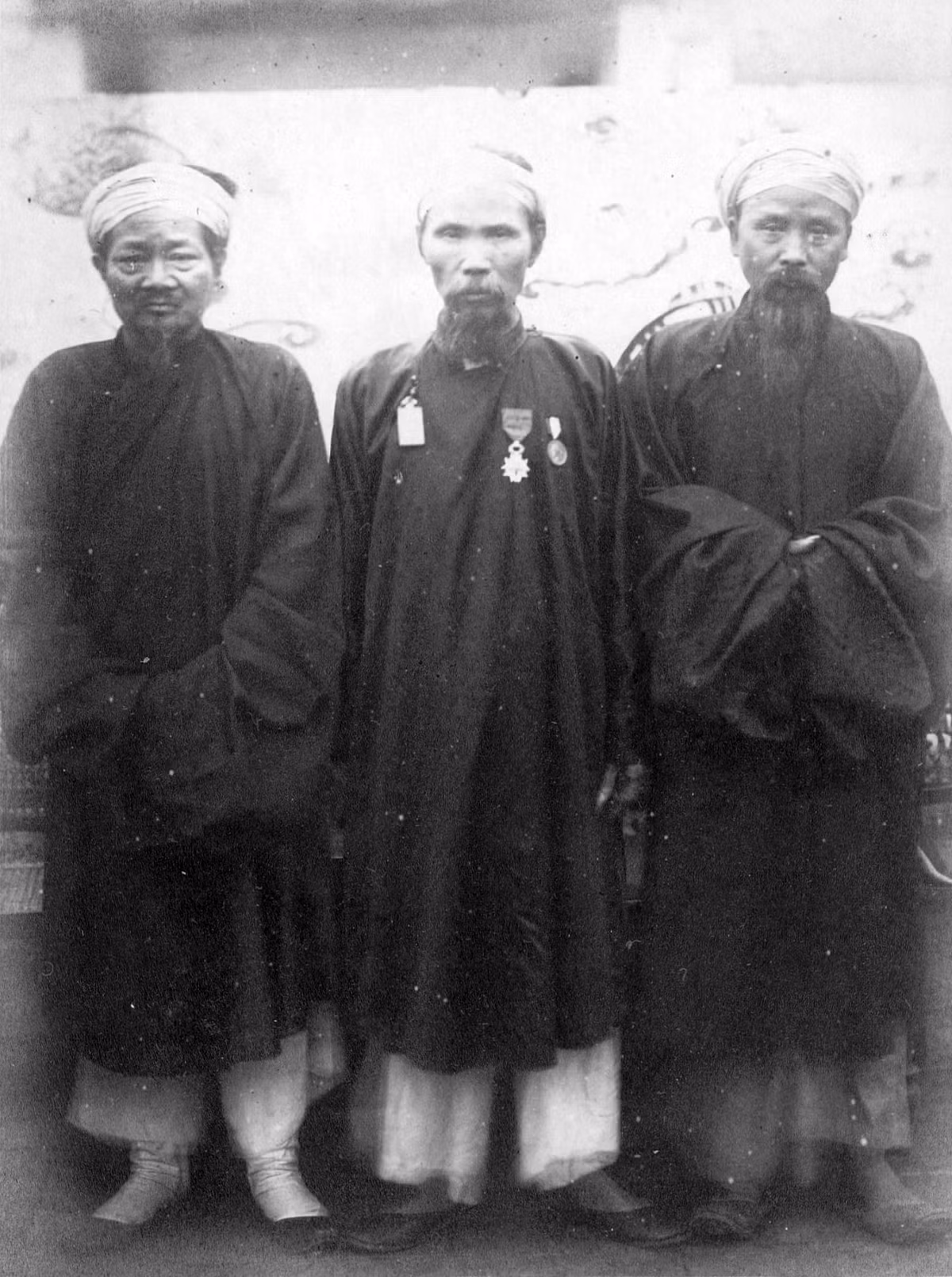 Tổng đốc Hà Nội Nguyễn Hữu Độ và hai đại quan đứng hai bên.