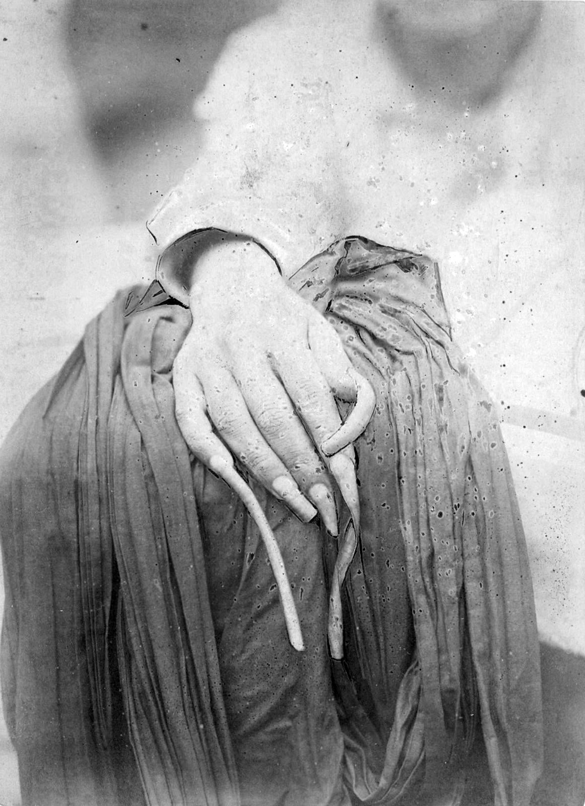 Bàn tay với móng tay dài lạ thường của một nhà thiết kế ở Hà Nội.