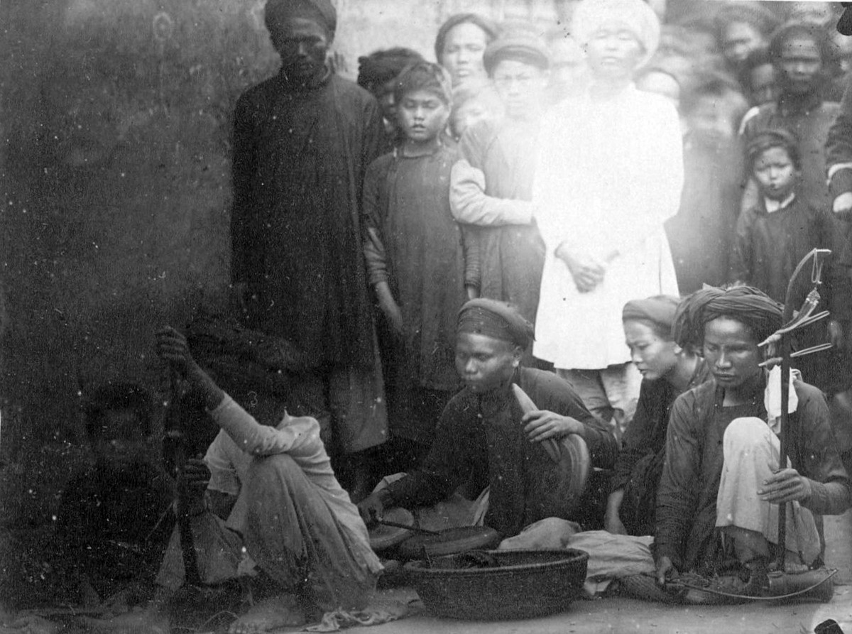 Các nhạc sĩ mù biểu diễn trên đường phố ở Nam Định.