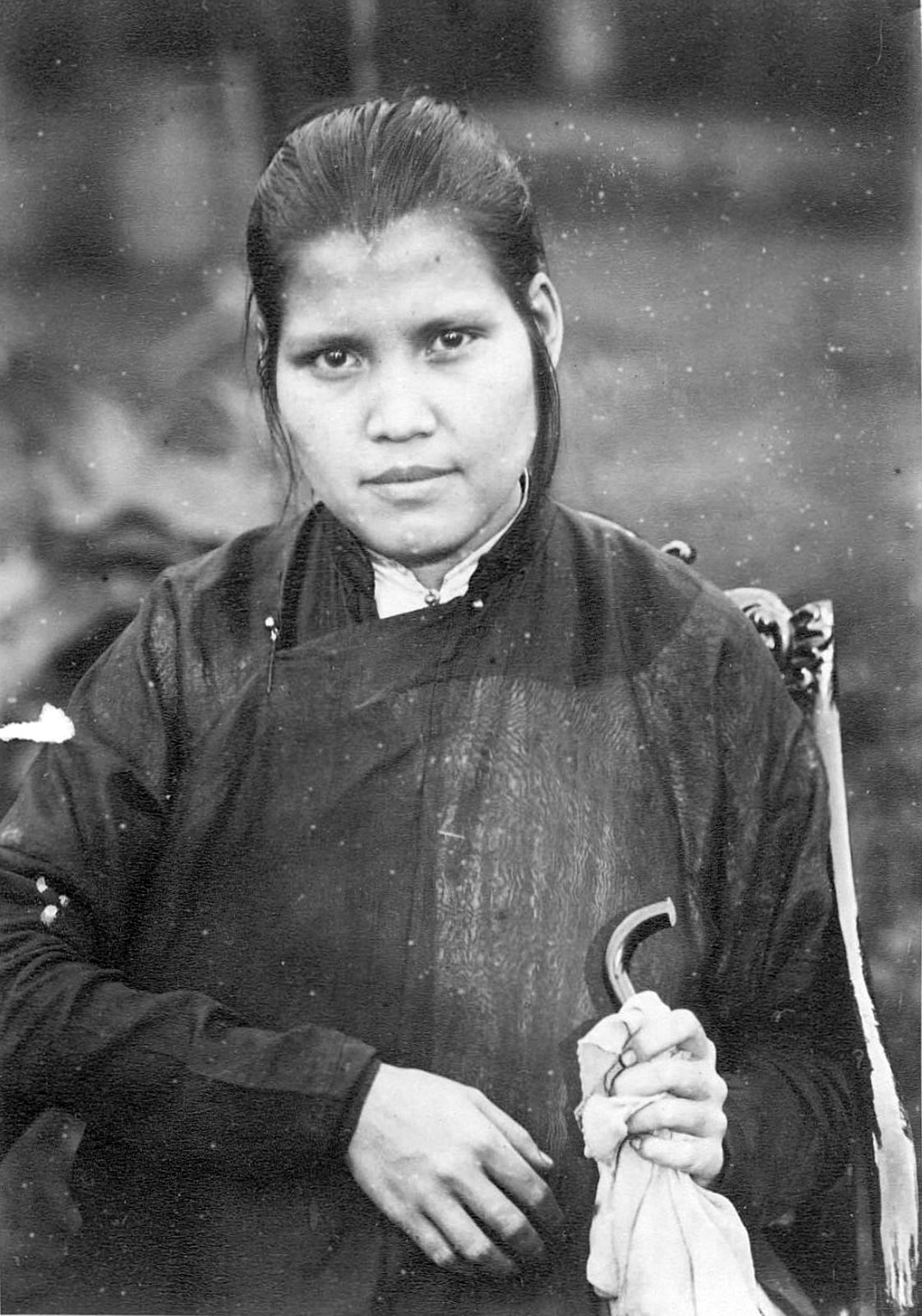 Chân dung bán thân của thiếu nữ mang hai dòng máu Việt - Pháp.