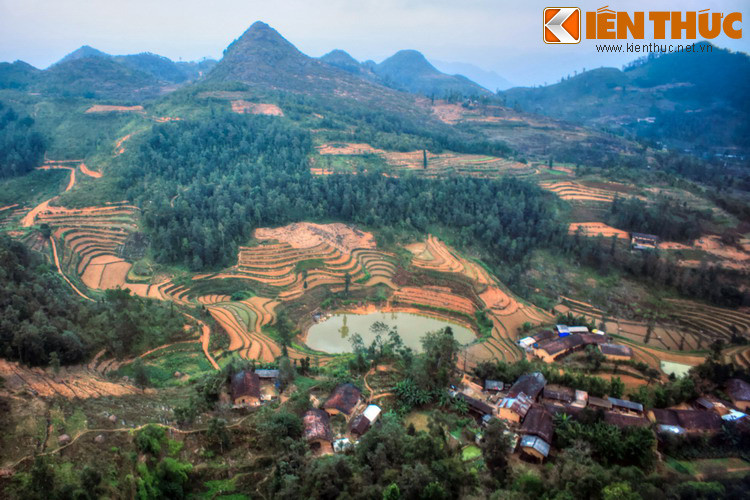 Ngọn núi trong câu chuyện cổ tích năm xưa được người đời gọi là núi Rồng và đôi mắt của Rồng để lại chính là hai hồ bán nguyệt nằm đối xứng nhau qua ngọn núi, mà ngày nay vẫn còn trong xanh.