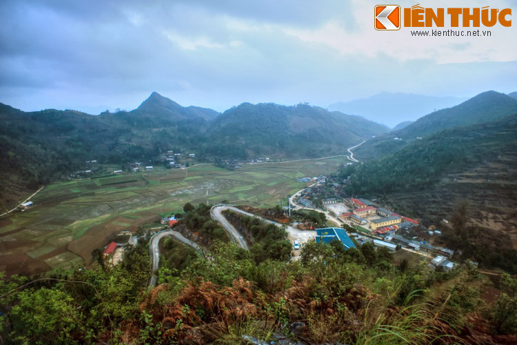 Ngày nọ, một con rồng từ trên trời bay xuống và đậu trên ngọn núi cao nhất của khu vực. Rồng say sưa ngắm cảnh núi non hùng vĩ và rất hài lòng về điểm ngụ cư.