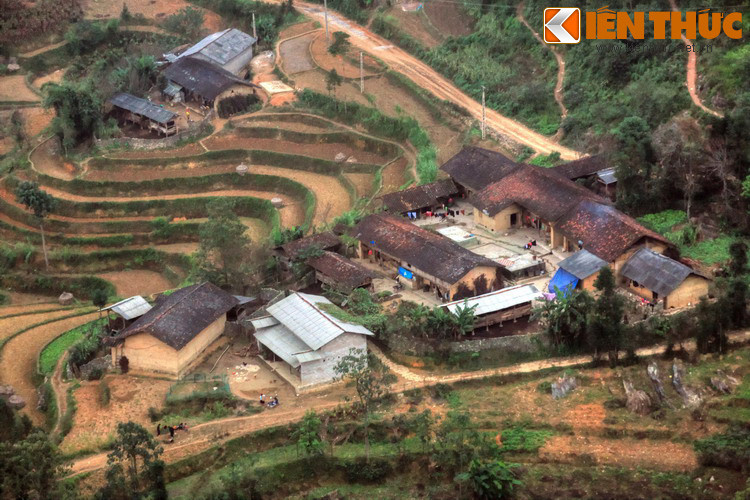 Để ghi nhớ công đức của rồng, mọi người đã gọi nơi mình sống là Long Cư, nghĩa là mảnh đất Rồng cư ngụ. Theo thời gian, tên gọi này chệnh thành Lũng Cú.