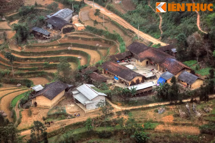 Để ghi nhớ công đức của rồng, mọi người đã gọi nơi mình sống là Long Cư, nghĩa là mảnh đất Rồng cư ngụ. Theo thời gian, tên gọi này chệnh thành Lũng Cú.