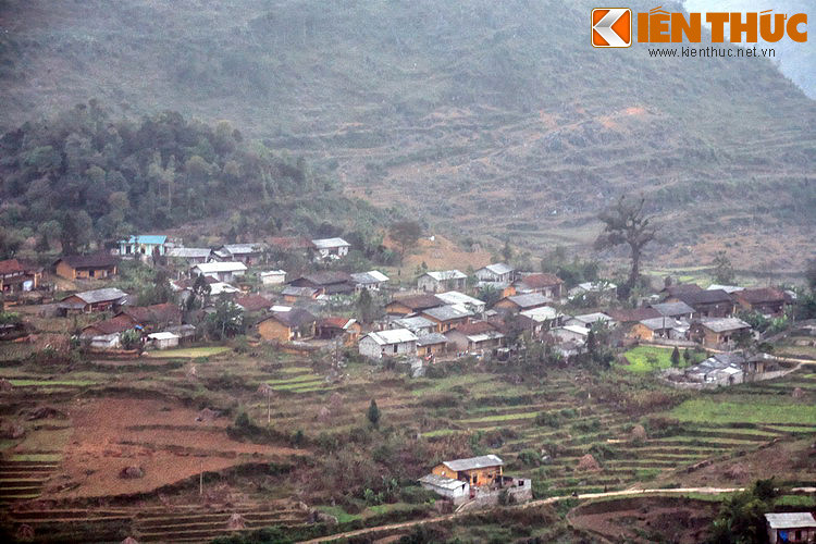 Nhờ có hồ mắt rồng, người dân địa phương đã có đủ nước sinh hoạt và tưới tiêu hàng ngày, các bản làng dần dần hình thành khiến vùng đất này không còn cô quạnh.