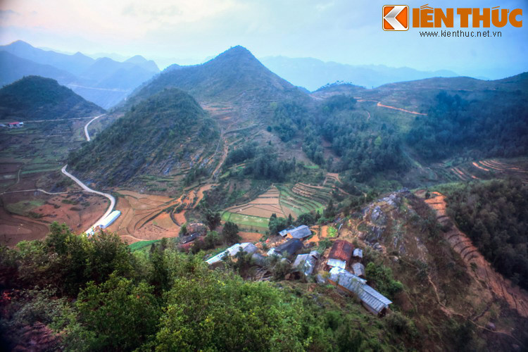 Tương truyền, khi xưa Đồng Văn là một vùng đá tai mèo khô cằn, hoang vu. Mùa đông lạnh giá, mùa hạ nóng nực. Bao bộ tộc đến đây định cư cũng phải bỏ đi.