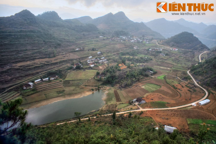 Bên cạnh truyền thuyết về rồng, vùng đất Lũng Cú còn lưu truyền một giai thoại rằng, thời Tây Sơn, sau khi đại thắng quân xâm lược, vua Quang Trung đã cho đặt một chiếc trống rất to ở trạm gác vùng biên ải hiểm trở này.