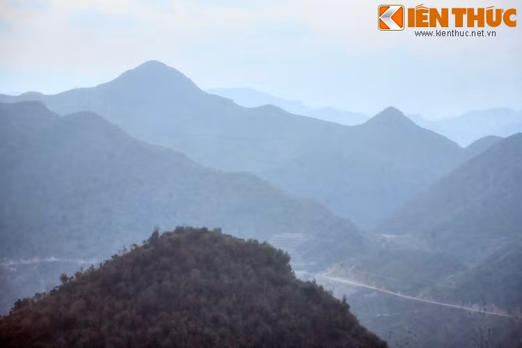 Vua lệnh rằng, cứ mỗi canh lại đánh ba hồi trống đĩnh đạc. Tử ngọn núi cao, tiếng trống vang xa mấy dặm, như một sự khẳng định chủ quyền lãnh thổ của dòng giống Con Rồng - Cháu Tiên bất khuất.