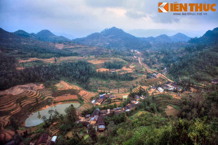 Song có điều làm rồng động lòng trắc ẩn, đó là nơi đây không có nguồn nước cho con người và các loài vật sinh tồn. Vì vậy, trước khi về trời, rồng đã để lại đôi mắt như một nguồn nước cho cuộc sống sinh sôi nảy nở.