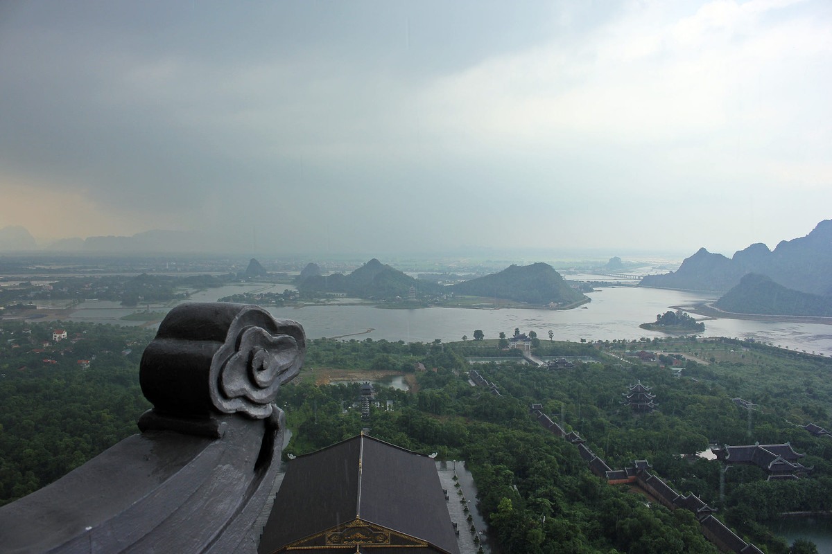 Cảnh quan kỳ vĩ nhìn từ bảo tháp chùa Bái Đính. Ảnh: Aitor Caminero / 500px.com.