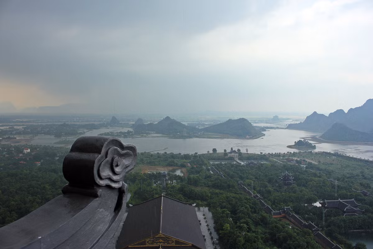 Cảnh quan kỳ vĩ nhìn từ bảo tháp chùa Bái Đính. Ảnh: Aitor Caminero / 500px.com.