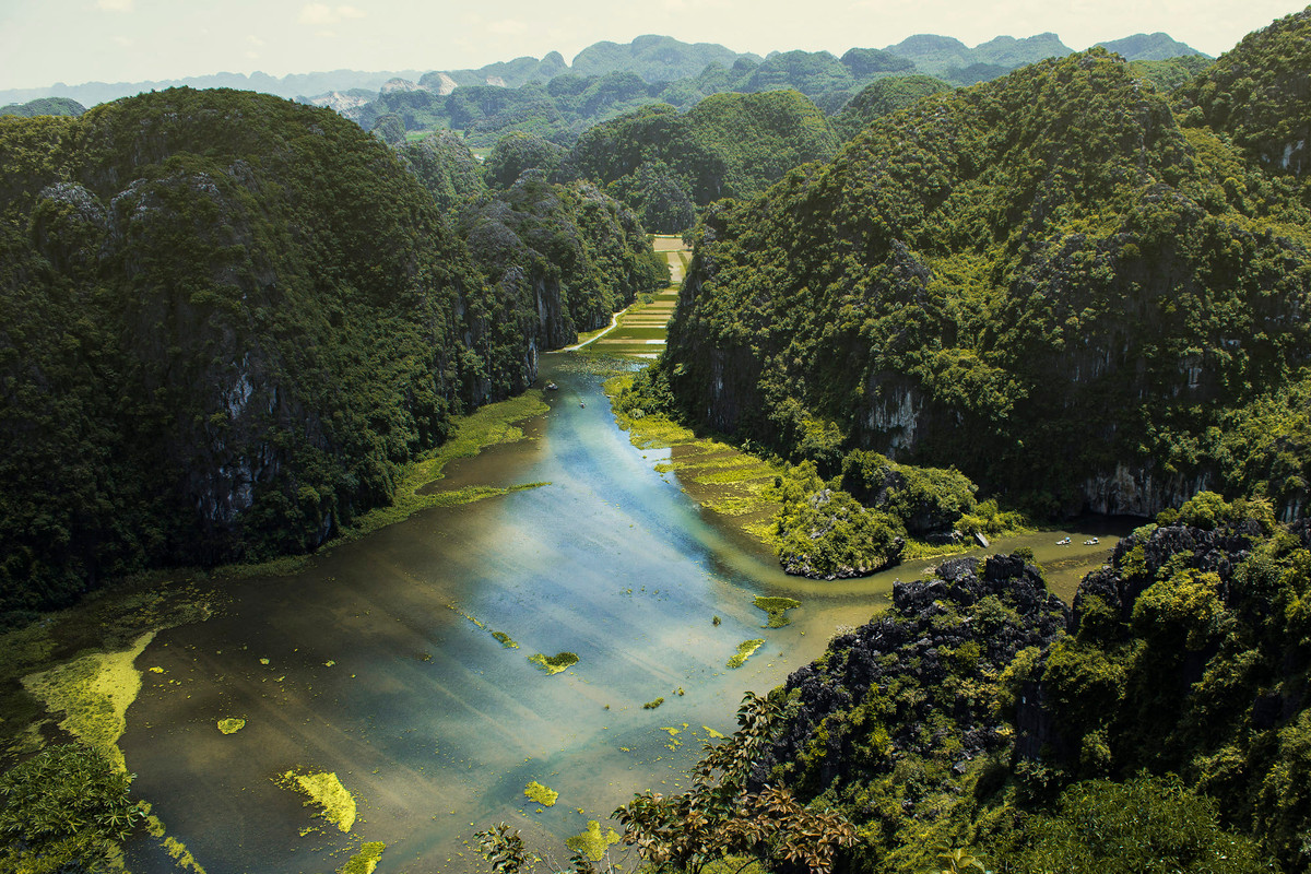 Sông Hoàng Long ở danh thắng Tam Cốc, Ninh Binh, nhìn từ núi Mã Yên. Ảnh: Dan Rochelle / 500px.com.
