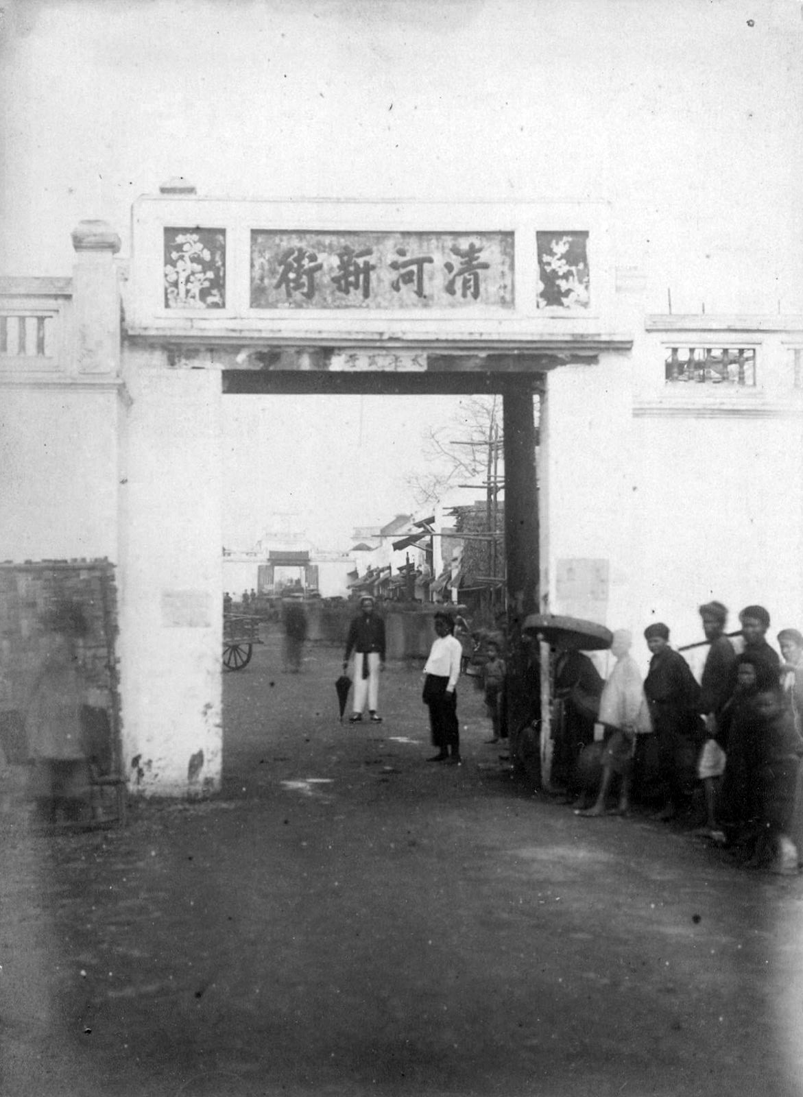 Cánh cổng trên phố Hàng Chiếu.