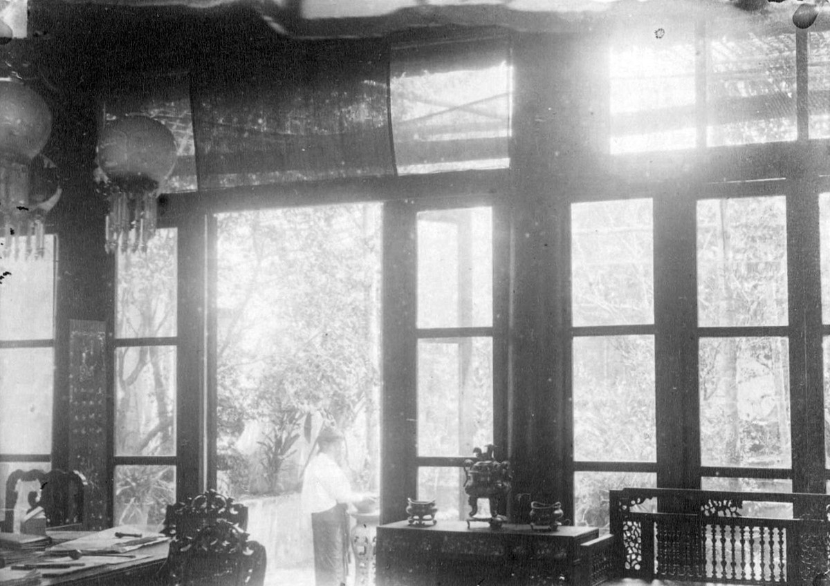 Bên trong Tòa Trú sứ đầu tiên của Pháp tại Hà Nội, phố Hàng Gai, năm 1885.