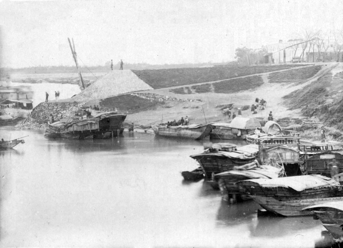 Bến thuyền tại khu nhượng địa Pháp ở Hà Nội năm 1885.
