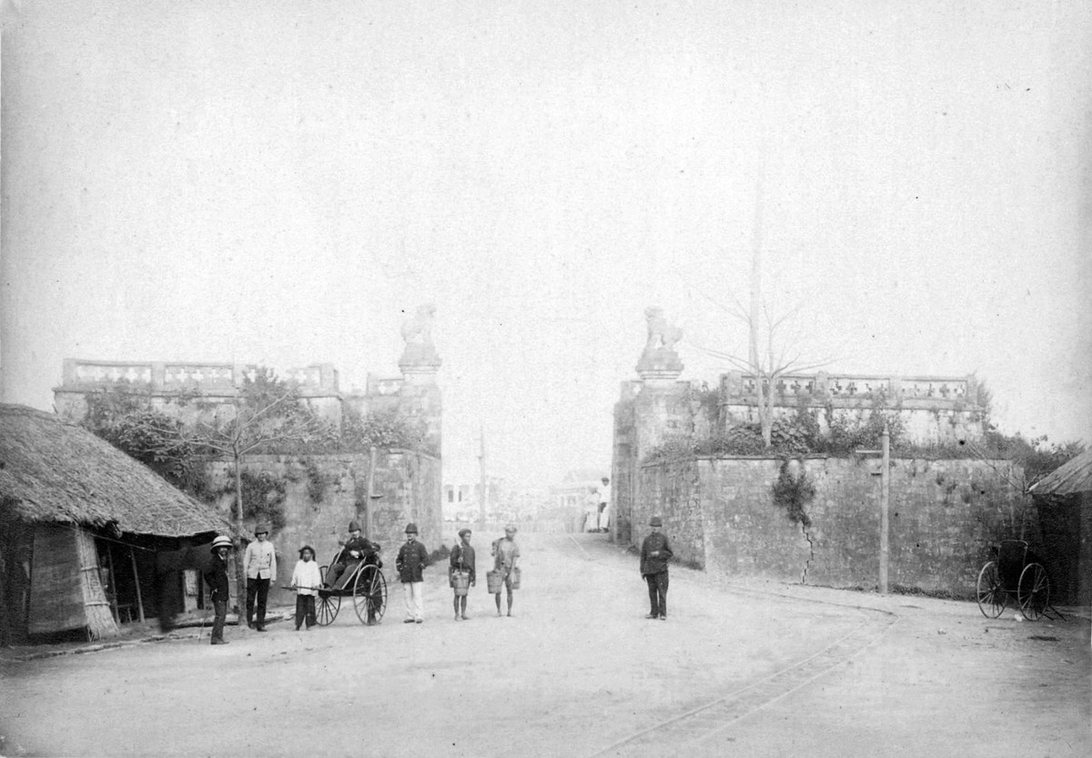 Cửa Pháp Quốc nhìn từ phố Thợ Khảm (nay là phố Hàng Khay), phía xa là Khu nhượng địa của Pháp.