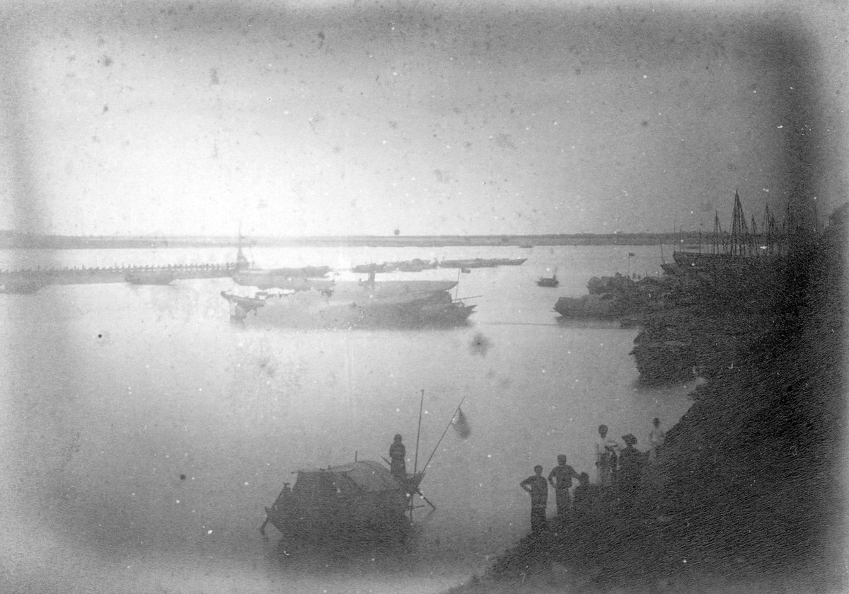 Một góc sông Hồng với đoạn đê được xây dựng để bảo vệ khu nhượng địa Pháp ở Hà Nội.