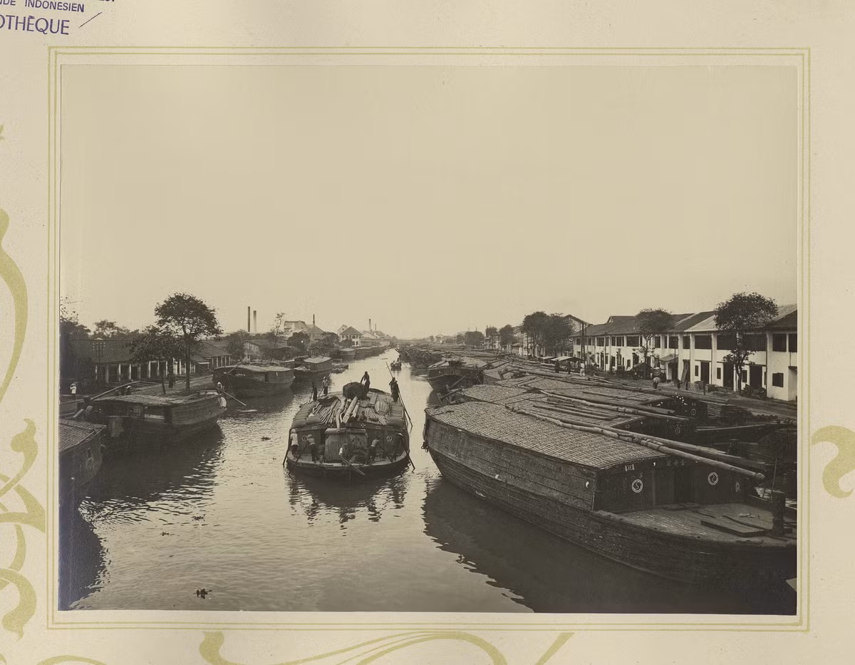 Ghe thuyền hoạt động nhộn nhịp trên kênh Tàu Hủ.