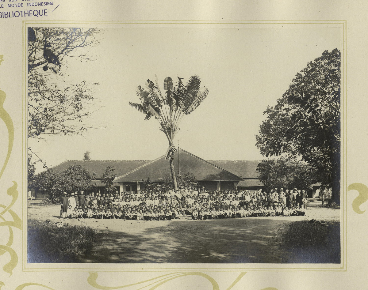 Trường tiểu học nam sinh Chợ Lớn, nay là trường THPT Hùng Vương.