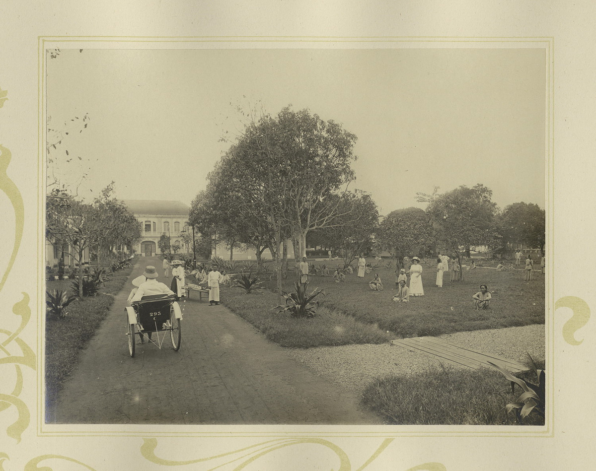 Trong khuôn viên bệnh viện Chợ Lớn.