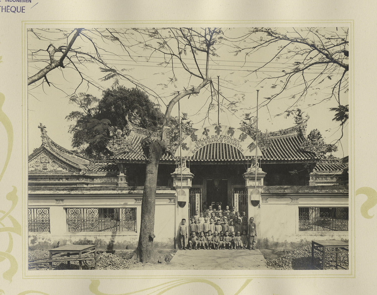 Các học sinh trường tiểu học Mân Chương chụp ảnh kỷ niệm tại cổng hội quán Hà Chương. Trường nằm trong hội quán này.