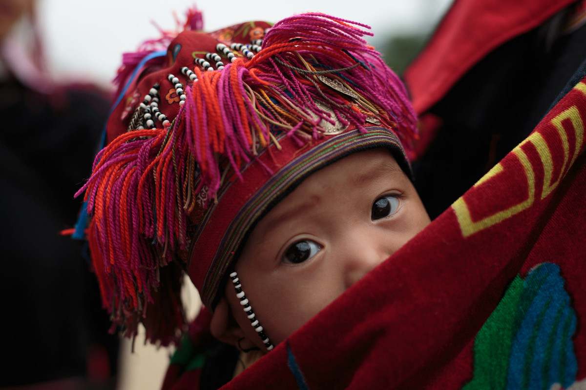 Em bé người Dao Đỏ ở Đồng Văn. Ảnh: Arnaud Foucard / 500px.com.