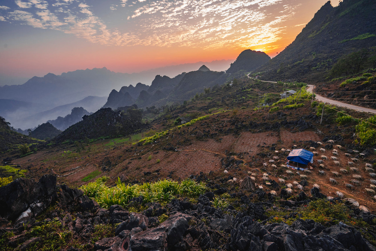 Mặt trời khuất sau những núi đá Đồng Văn. Ảnh: Michael Graber / 500px.com.