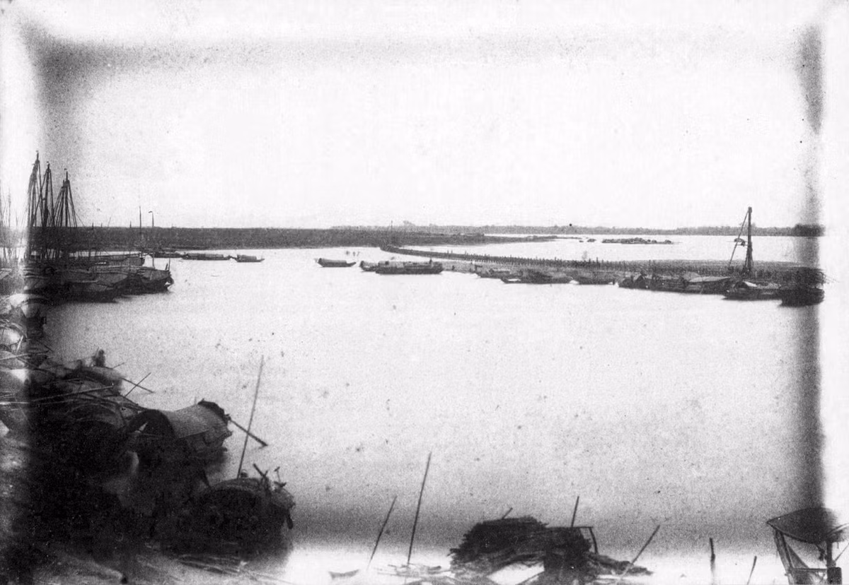 Con đập đang được xây dựng trên sông Hồng, đối diện khu nhượng địa ở Hà Nội.