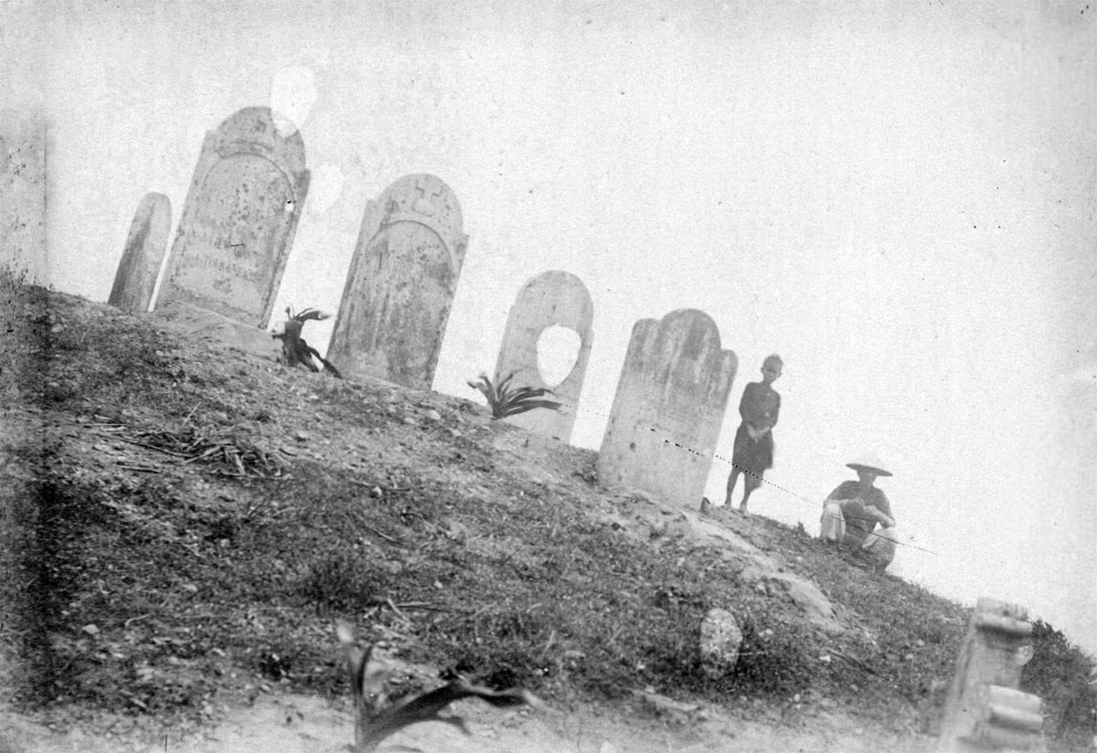 Nghĩa trang Pháp ở bán đảo Sơn Trà, bên bờ vịnh Đà Nẵng, ngày nay vẫn còn (nghĩa trang Y Pha Nho).