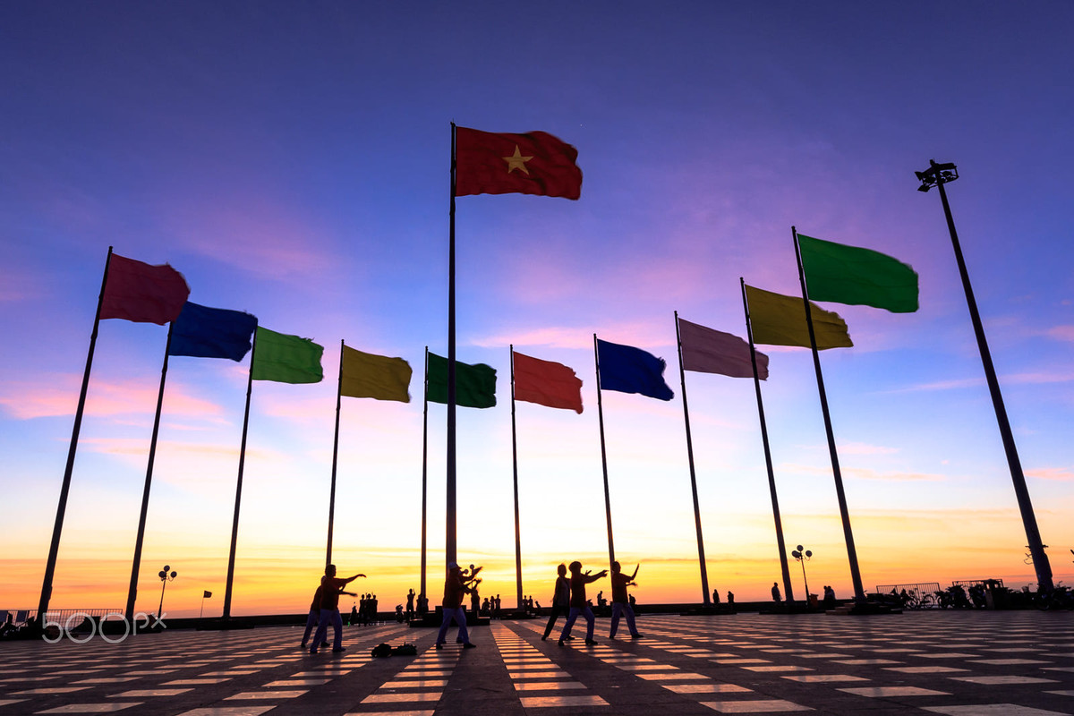 Trên quảng trường Bãi Sau Vũng Tàu lúc 5h sáng. Ảnh: Brian Graney / 500px.com.