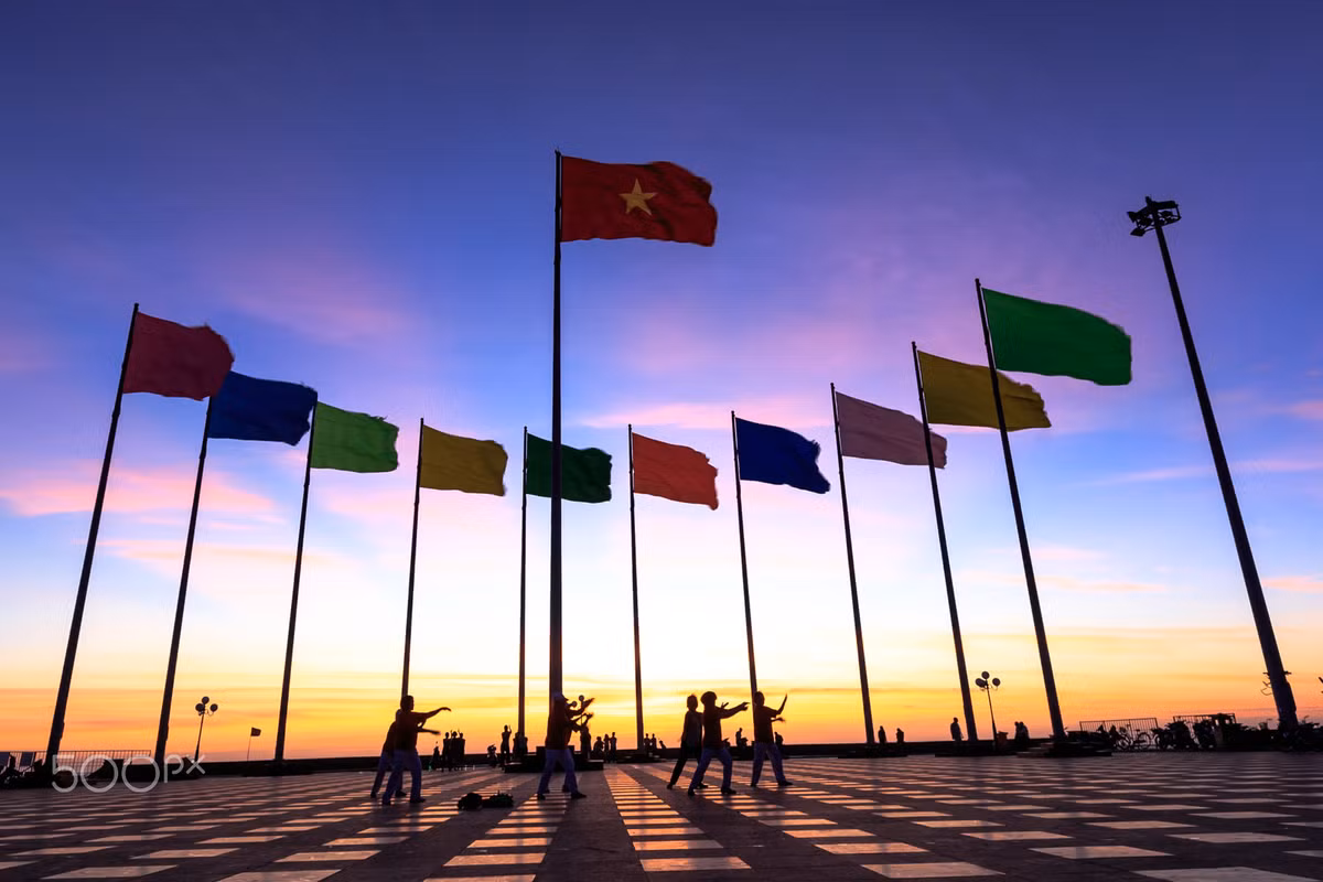 Trên quảng trường Bãi Sau Vũng Tàu lúc 5h sáng. Ảnh: Brian Graney / 500px.com.