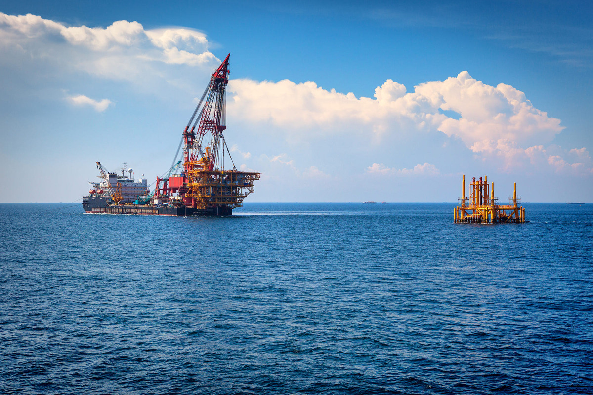 Con tàu dầu khí ngoài khơi xa của Vũng Tàu. Ảnh: Yan Lerval / 500px.com.