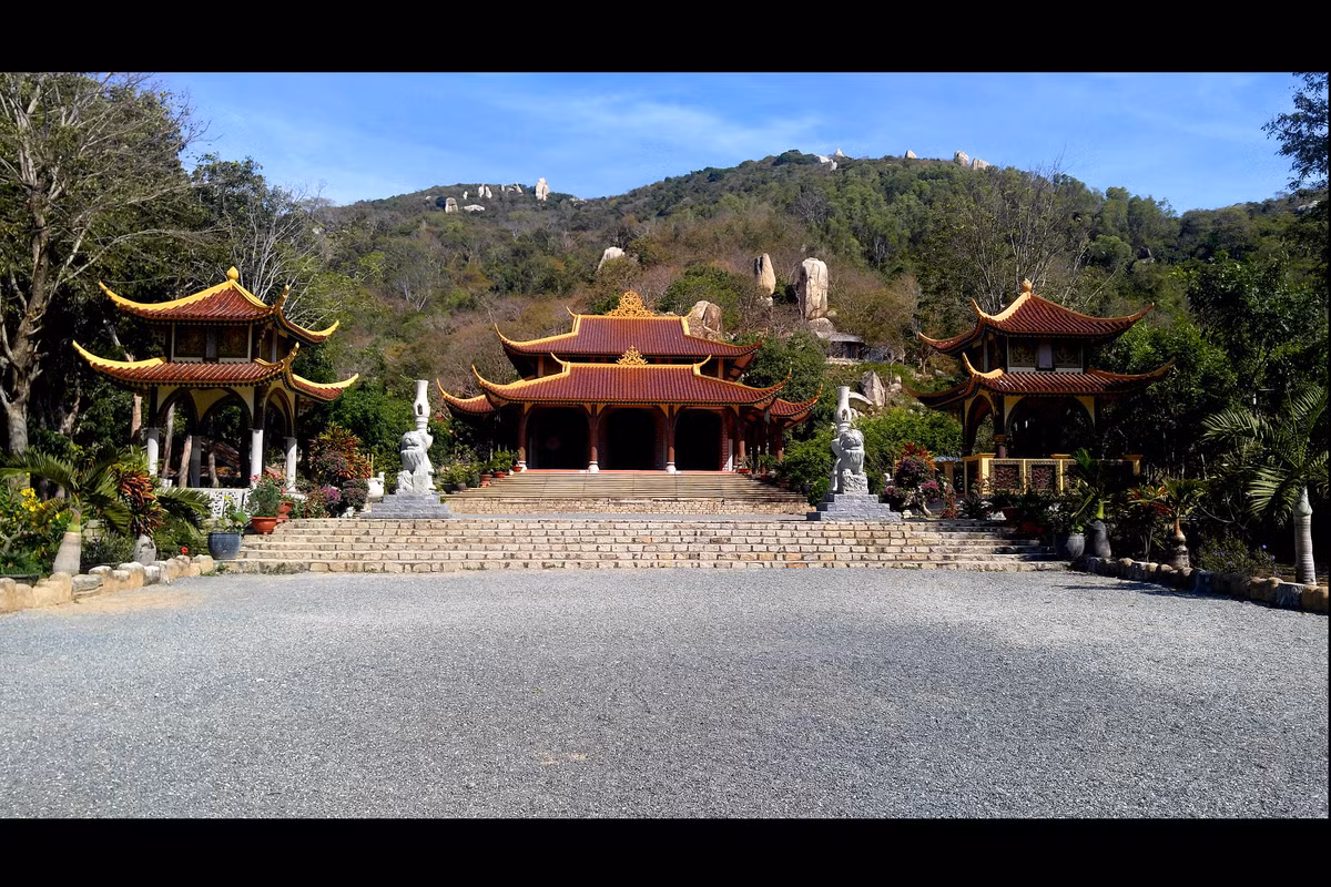 Nét tôn nghiêm của thiền viện Trúc Lâm Chân Nguyên (chùa Khỉ) trên núi Kỳ Vân, một địa điểm nổi tiếng gần Vũng Tàu. Ảnh: Charles Dean / 500px.com.