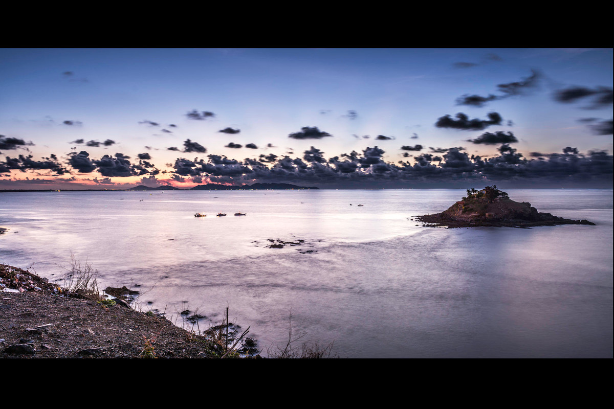 Đảo Hòn Bà trong buổi chiều chạng vạng. Ảnh: Jay Walker / 500px.com.