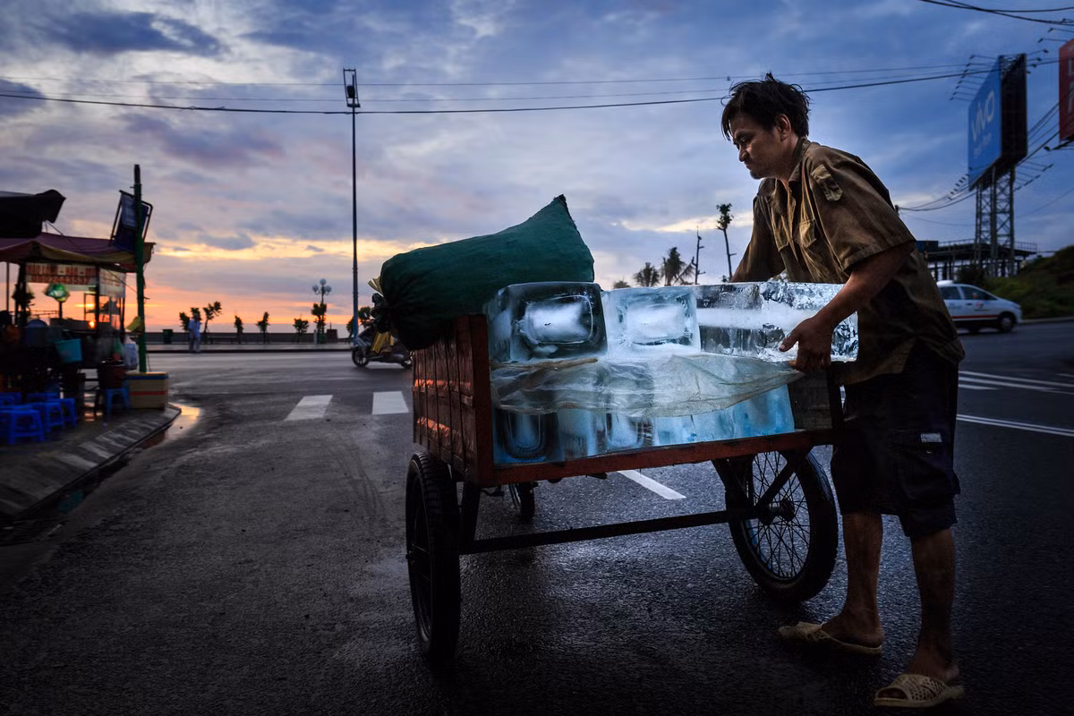 Người chở nước đá trên đường phố Vũng Tàu. Ảnh: Brian Graney / 500px.com.