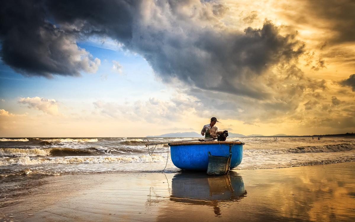 Trên bãi biển khi cơn giông buổi chiều kéo đến. Ảnh: Sylvain Marcelle / 500px.com.