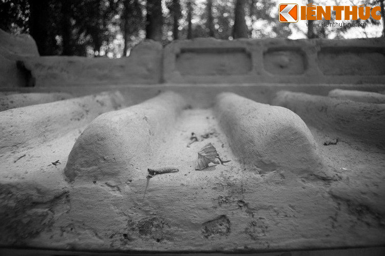 Vào năm 2013, mộ cổ công viên Tao Đàn bỗng trở thành tâm điểm của sự chú ý khi được một trang tin của Anh đưa vào danh sách “những địa điểm ma ám ghê rợn thế giới”. Cùng với thông tin này, nhiều lời đổn thổi vô căn cứ được lan truyền, khiến dư luận hoang mang.