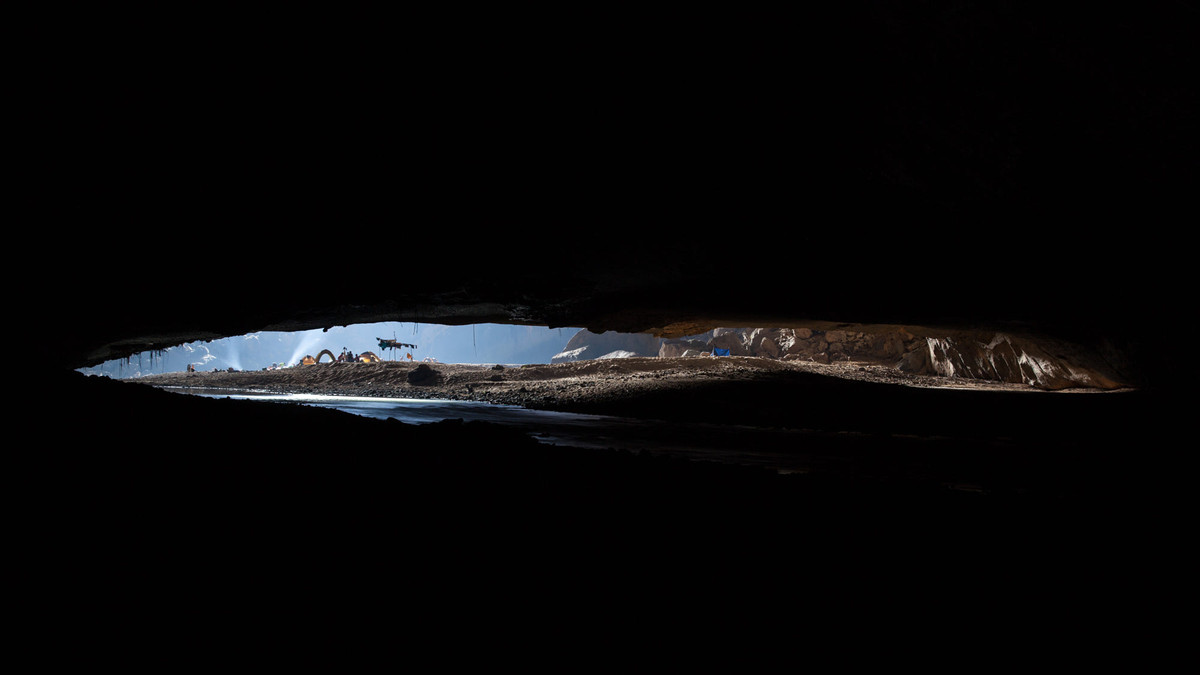 Cảnh tượng kỳ thú ở "lỗ khóa" của hang Én, khu vực có vòm hang khá thấp.