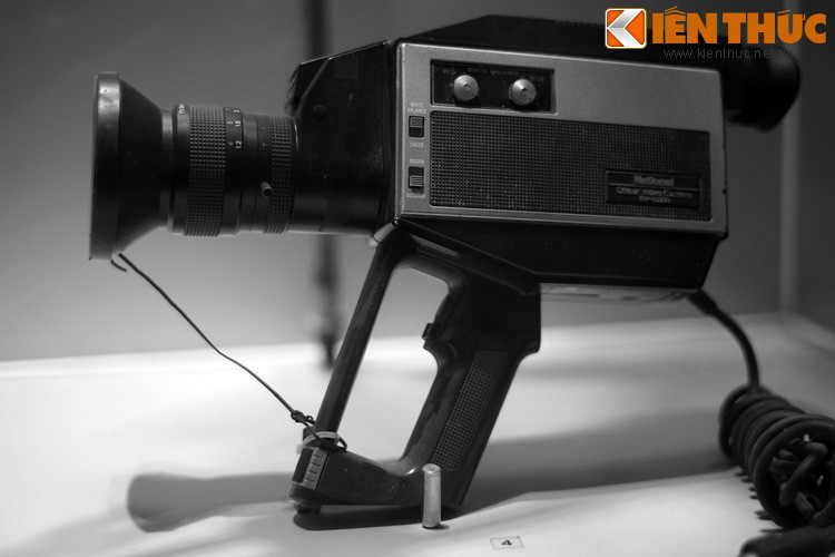 Máy quay phim National, phóng viên TTX Giải phóng miền Nam sử dụng trong kháng chiến chống Mỹ. So với máy ảnh, việc tác nghiệp bằng máy quay trong điều kiện chiến tranh còn khó hơn bội phần, phải được thực hiện theo tổ, đội với nhiều người đảm trách các phần việc khác nhau.