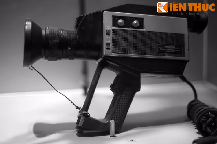 Máy quay phim National, phóng viên TTX Giải phóng miền Nam sử dụng trong kháng chiến chống Mỹ. So với máy ảnh, việc tác nghiệp bằng máy quay trong điều kiện chiến tranh còn khó hơn bội phần, phải được thực hiện theo tổ, đội với nhiều người đảm trách các phần việc khác nhau.