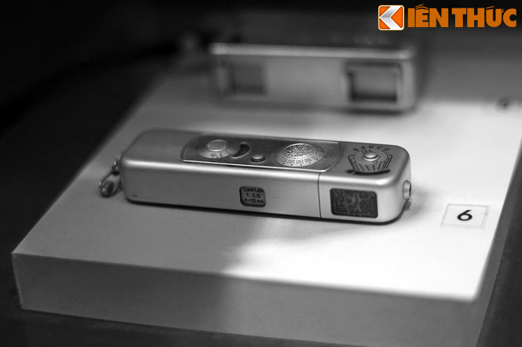 Máy ảnh Minox dùng làm tài liệu giảng dạy cho cán bộ tình báo hoạt động ở nội thành Sài Gòn từ năm 1968 - 1975. Hoạt động trong lòng địch, nhiều nhà báo thời kháng chiến chống Mỹ còn đảm nhận nhiệm vụ tình báo, mà một trong những tên tuổi nổi bật là điêp viên Phạm Xuân Ẩn