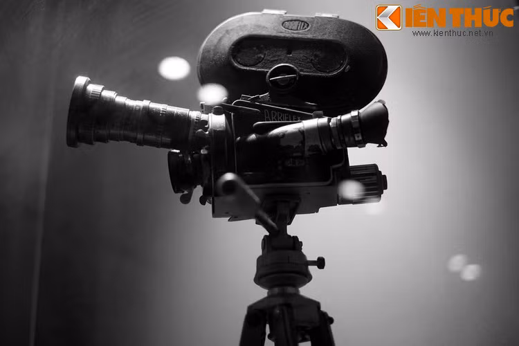 Máy quay phim Arriflex loại 16 mm, phóng viên TTX Giải phóng miền Nam sử dụng trong kháng chiến chống Mỹ. Có thể nói, nỗ lực vượt khó và những hy sinh mất mát của đội ngũ nhà báo thời kháng chiến chống Mỹ là tấm gương để nhà báo thời nay học tập và phấn đấu không ngừng...