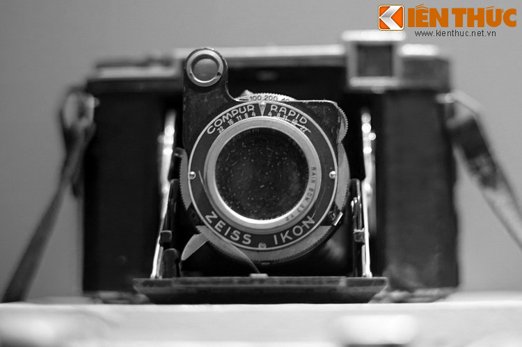 Máy ảnh hiệu Zeiss Ikon Bác Hồ tặng các phóng viên TTXVN từng vượt dãy Trường Sơn vào Nam tác nghiệp. Việc duy trì tình trạng hoạt động của chiếc máy ảnh trong điều kiện bom đạn, thời tiết nhiệt đới khắc nghiệt, thiếu thốn vật tư, linh kiện... là một kỳ tích của các nhà báo thời chiến.