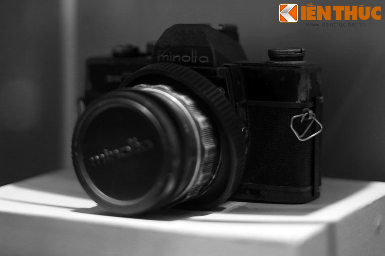 Máy ảnh Minolta, phóng viên Lâm Tấn Tài sử dụng trong cuộc chiến dịch Mậu Thân 1968 và chiến dịch Hồ Chí Minh năm 1975. So với thời chiến, điều kiện tác nghiệp của nhà báo ngày nay thuận lợi hơn rất nhiều. Trước hết là về trang thiết bị, có vô số lựa chọn với giá thành phải chăng.