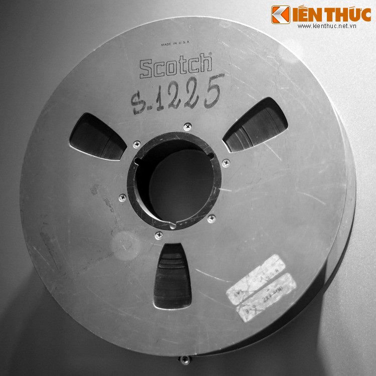 Băng phim, phóng viên Thông tấn xã Giải phóng miền Nam sử dụng trong kháng chiến chống Mỹ. Để có thể ghi lại những bức ảnh, thước phim chân thực về cuộc kháng chiến, nhiều phóng viên đã phải đánh đổi bằng một phần thân thể, thậm chí là cả tính mạng của mình.