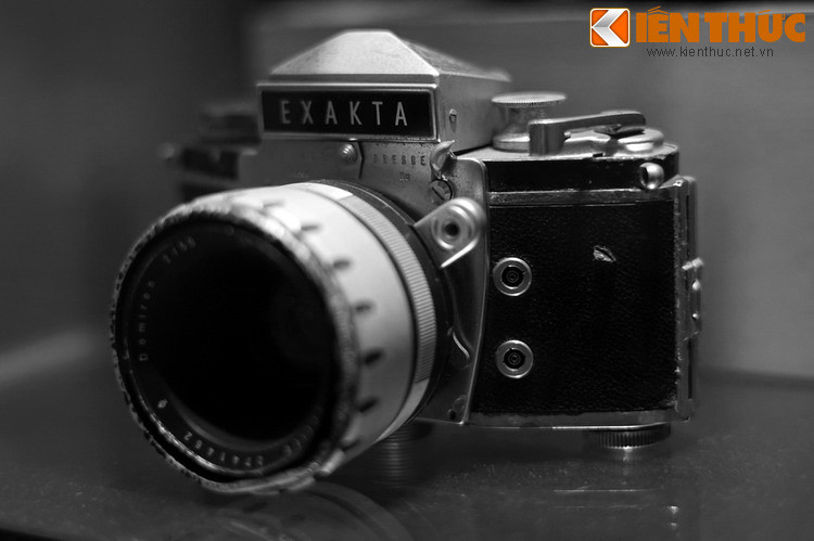 Máy ảnh Exakta, phóng viên Lâm Tấn Tài dùng ở đường Trường Sơn và căn cứ Sài Gòn - Gia Định từ năm 1966 - 1975. Mặc dù vẫn gặp nhiều rủi ro trong quá trình tác nghiệp, nhà báo thời nay về cơ bản không phải đổi mặt với những tình huống cận kề cái chết như thời chiến.