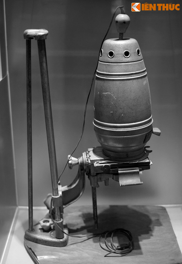 Máy rọi ảnh Magnifax, phóng viên TTX Giải phóng miền Nam sử dụng để phóng ảnh ở chiến trường Đông Nam Bộ. Nhiều phóng viên ảnh phải mang theo các hóa chất, trang thiết bị cần thiết để xử lý hình ảnh kịp thời, phục vụ nhu cầu thông tin trên chiến trường.