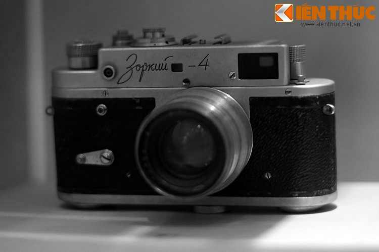 Máy ảnh Zorki, phóng viên Thông tấn xã Giải phóng miền Nam sử dụng để chụp ảnh vùng căn cứ Tây Ninh và trận càn Junction City, 1967. Vào thời kháng chiến chống Mỹ, máy ảnh là cả gia tài, chỉ một số ít phóng viên chuyên về ảnh sở hữu. Hiện vật trong bài chụp tại Bảo tàng TP HCM.